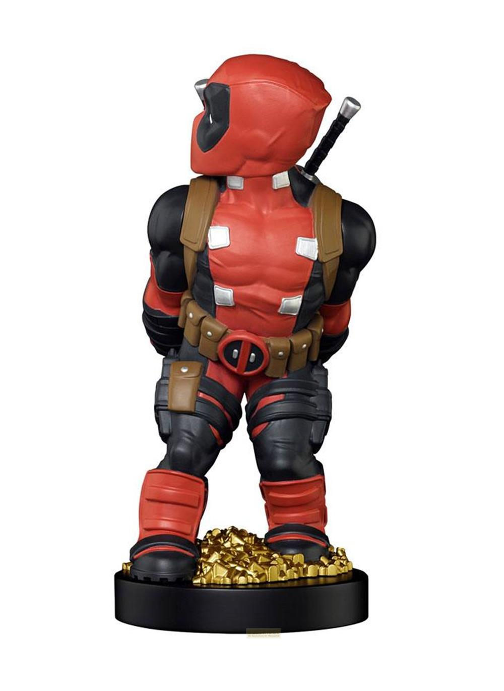 Statua di Deadpool su monete d'oro, vestito di rosso e nero.