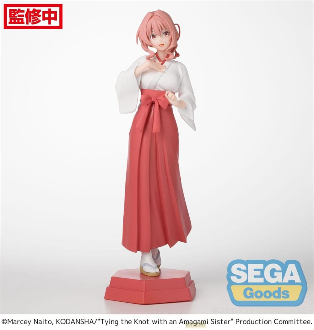 Eine Anime-Figur in einem weißen Oberteil und einem roten Rock steht auf einem roten Sockel.