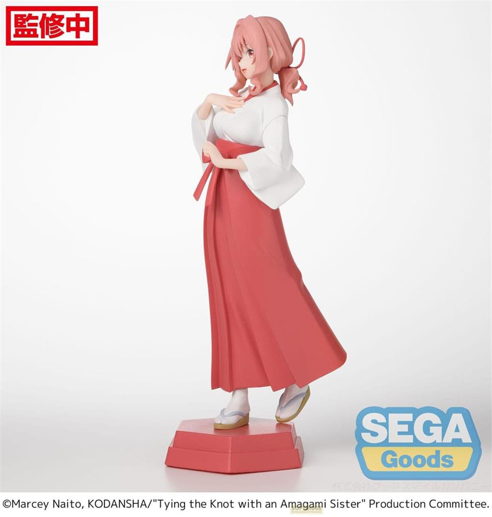 Figur einer Frau mit rosa Haar, die einen weißen Kimono und einen roten Rock trägt.