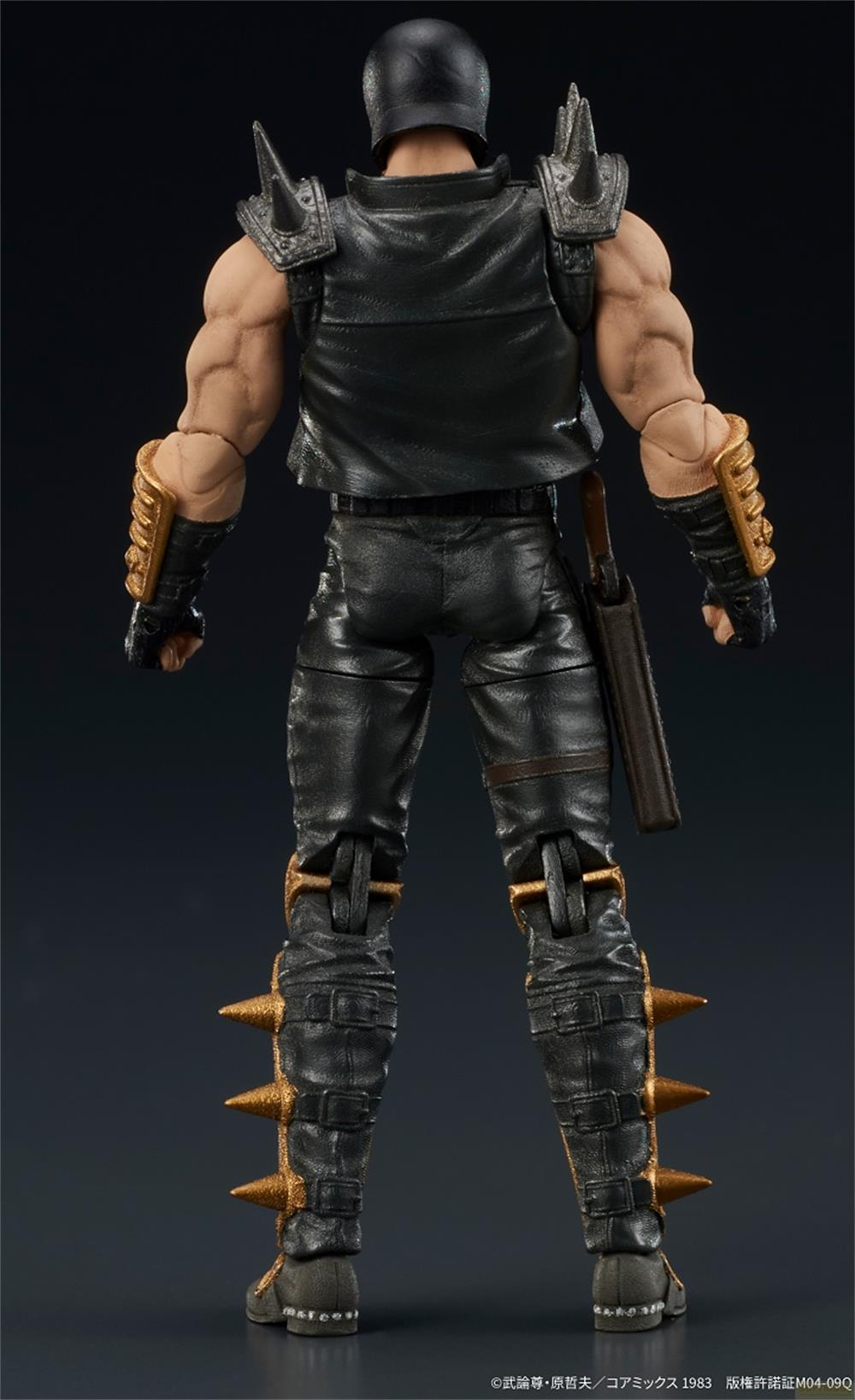 Vista posteriore action figure in abiti neri con spuntoni e accenti dorati.