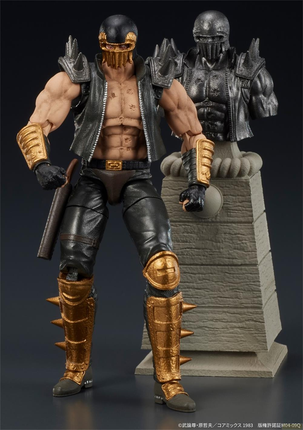 Action figure di un uomo con maschera nera, gilet di pelle e armatura dorata.