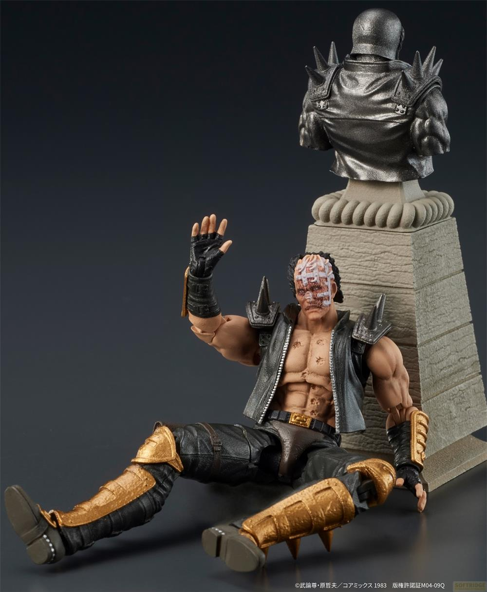 Una action figure è seduta davanti a un busto, indossa abiti neri con accenti dorati.