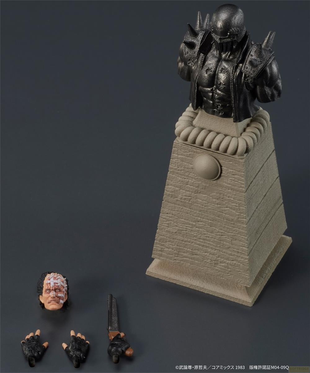 Un busto nero con spuntoni su piedistallo di pietra. Parti accessorie a lato.