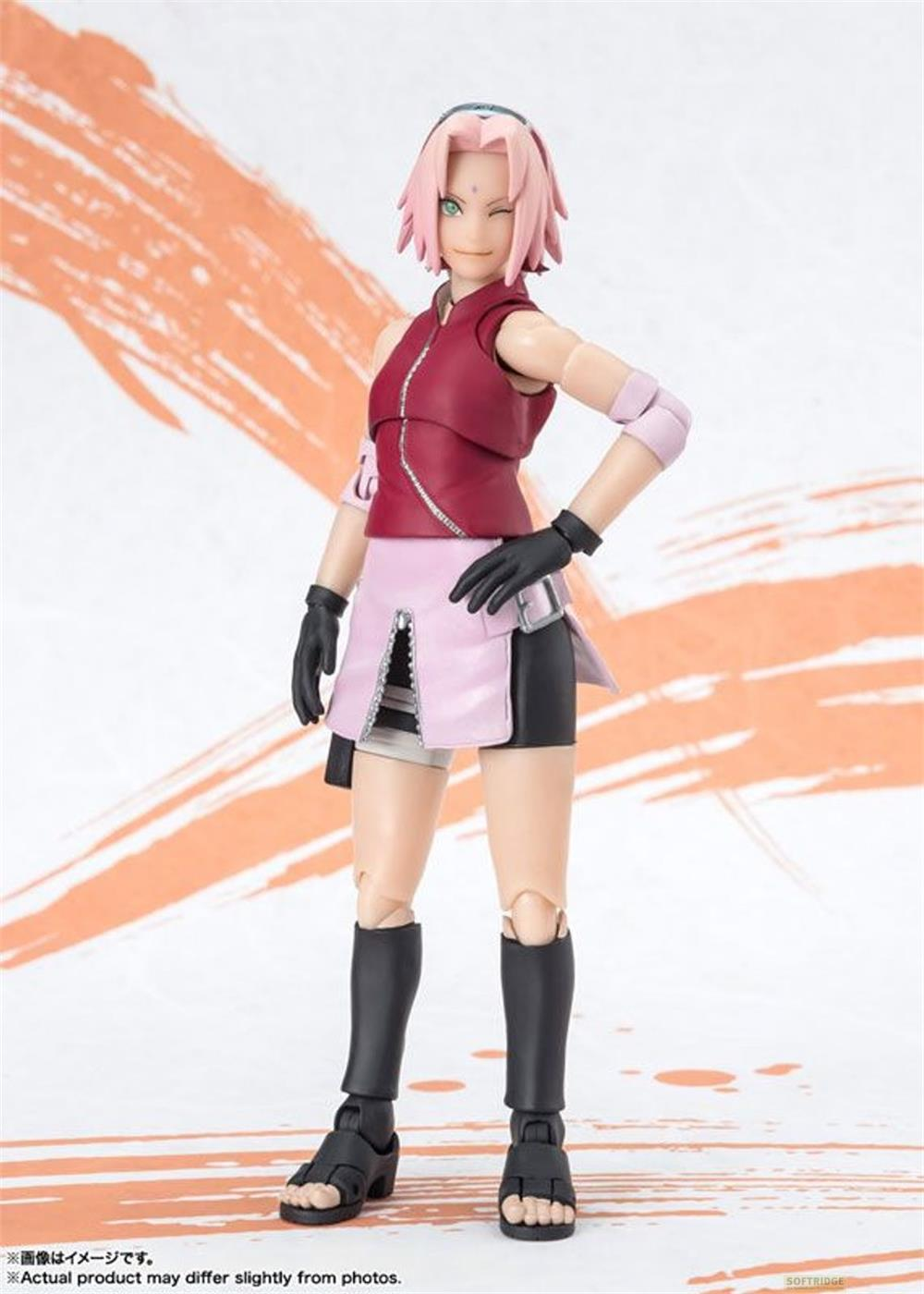 Figura de Sakura con pelo rosa, chaleco rojo y falda rosa.