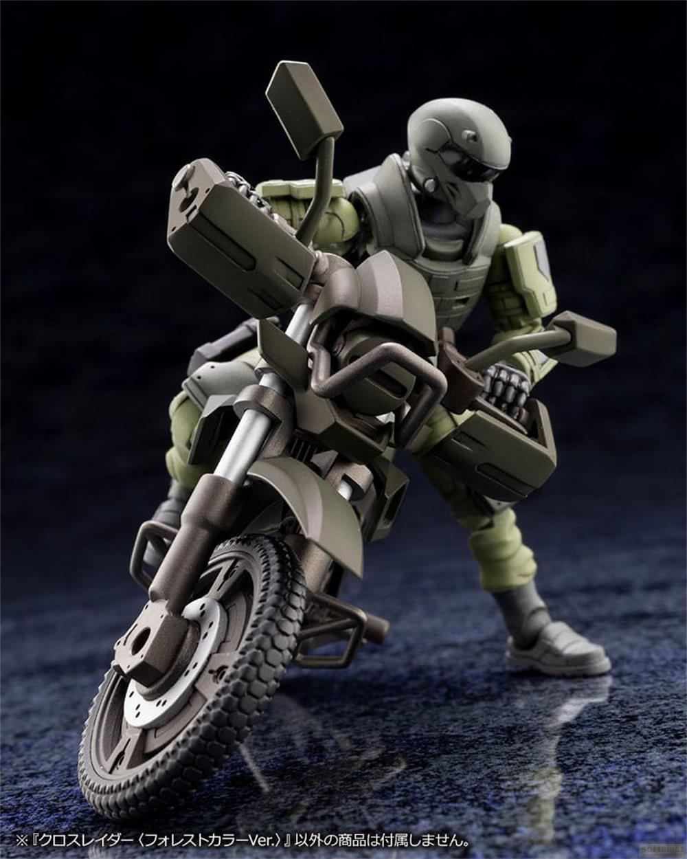 Une figurine blindée verte assise sur une moto sur fond sombre.