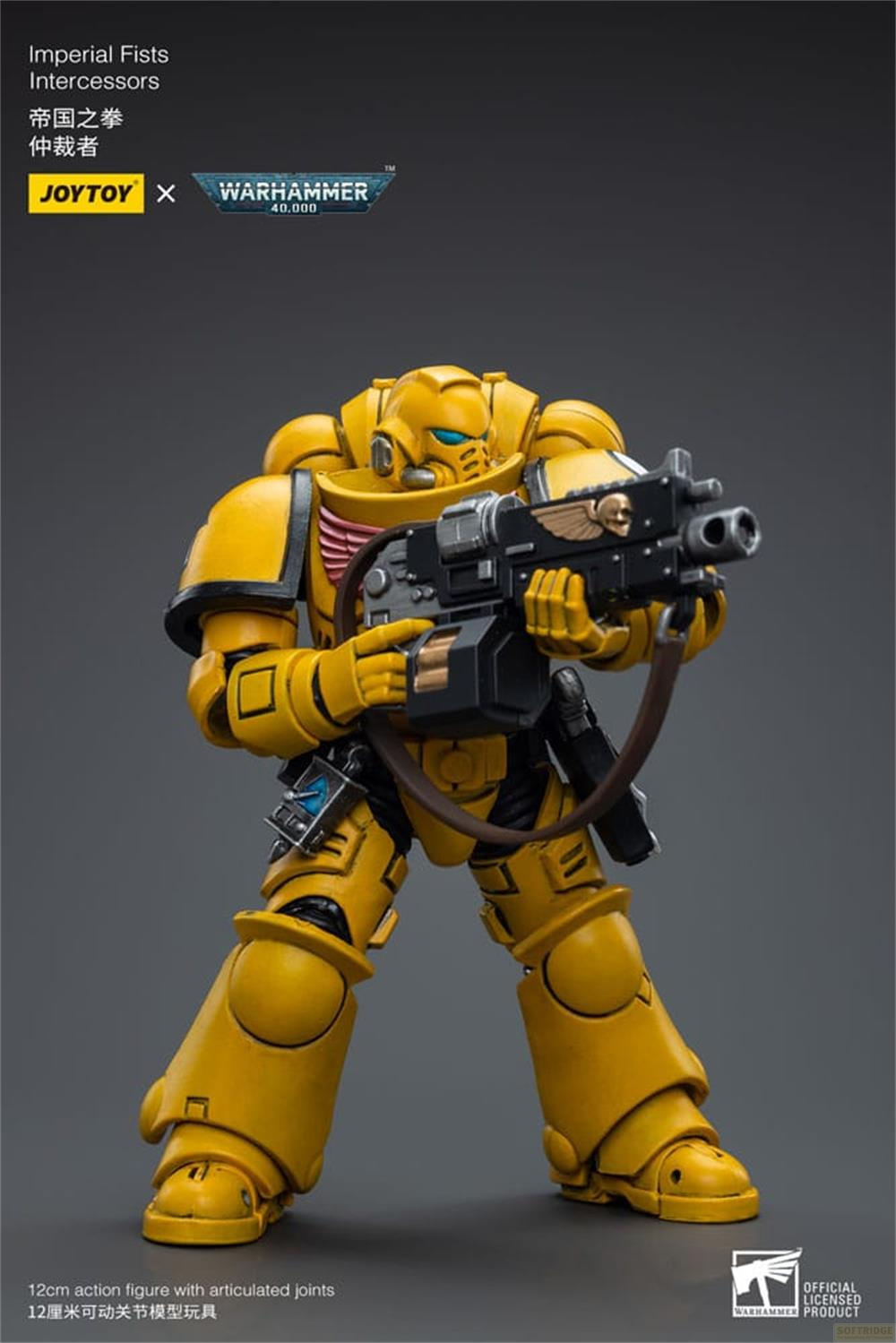 Żółty Space Marine z bolterem w pozie bojowej.