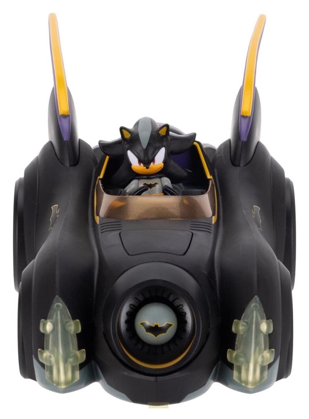 Shadow the Hedgehog conduce un Batimóvil negro con detalles amarillos.