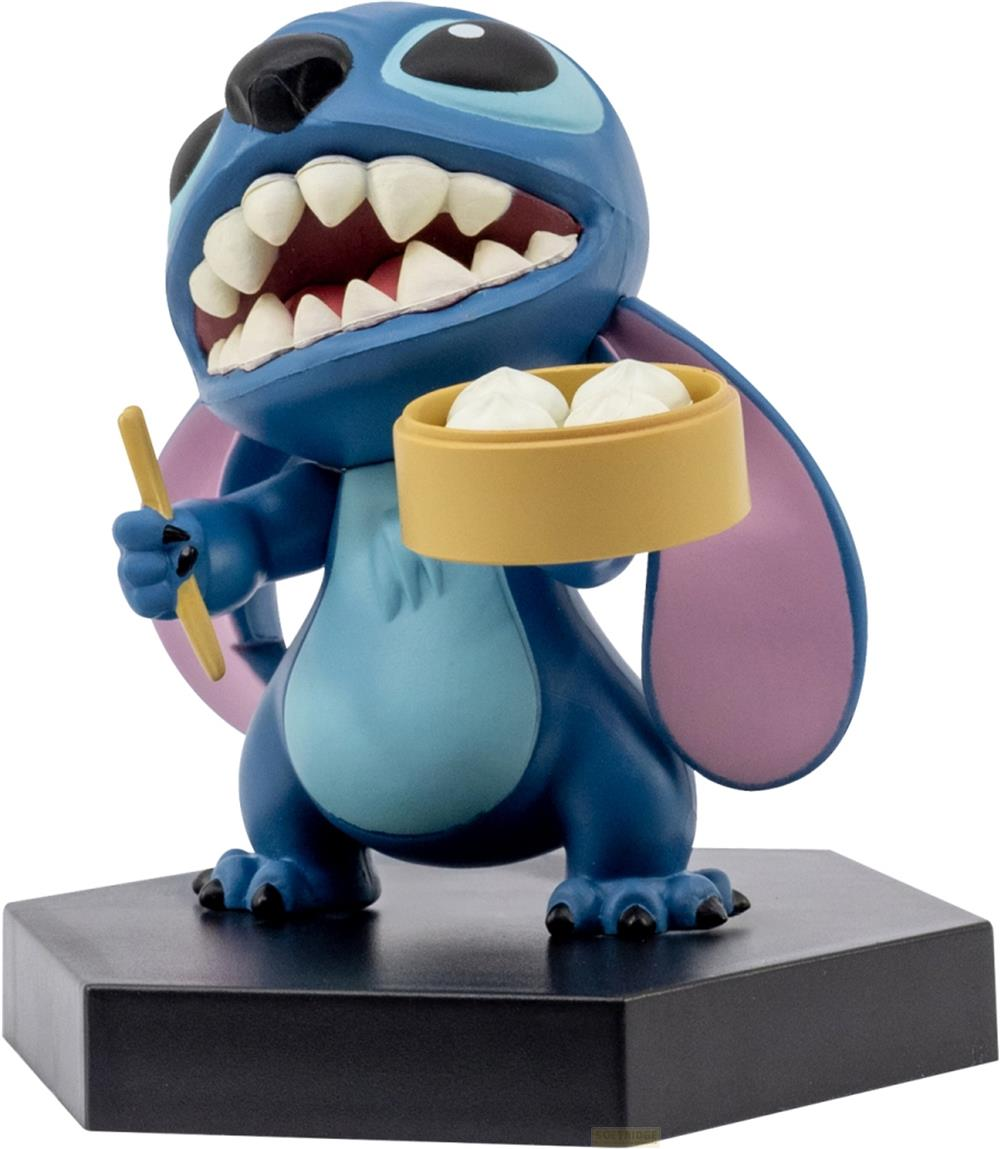 Stitch hält Essstäbchen und eine Dampfschale mit Klößen. Er steht auf einem schwarzen Sockel.