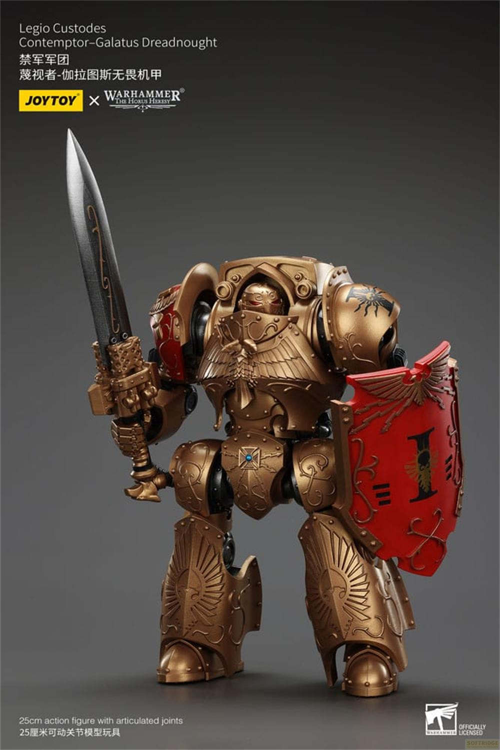 Figura Terminator dorata con spada e scudo, su sfondo grigio.