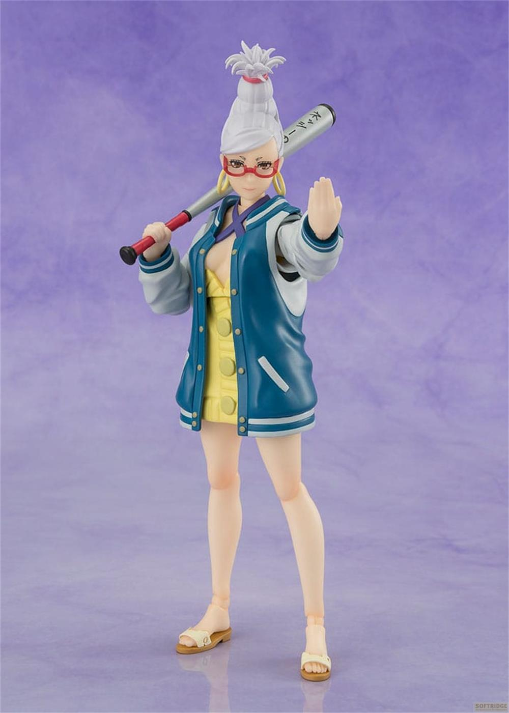 Figura con mazza da baseball, vestito giallo e giacca bomber su sfondo viola.