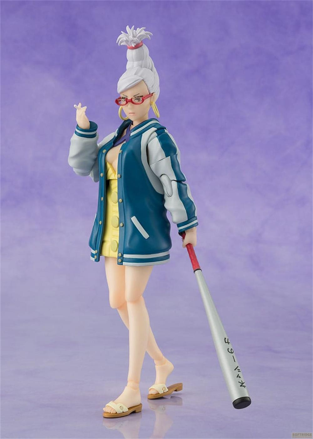 Una figura con capelli bianchi, occhiali e mazza da baseball indossa una giacca bomber blu.