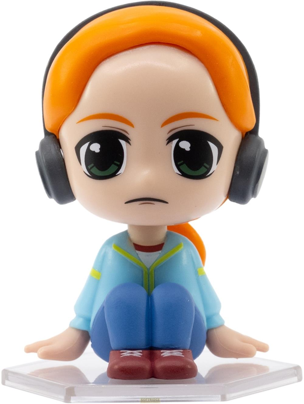Eine stilisierte Figur mit orangefarbenem Haar und Kopfhörern sitzt.
