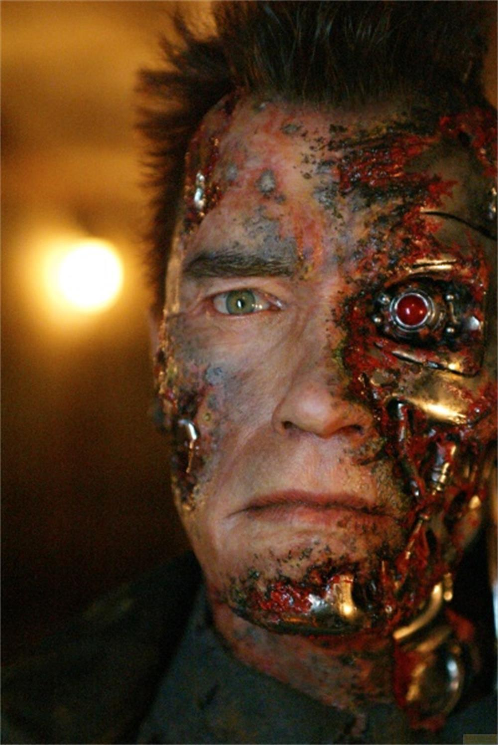 Un homme avec un visage mi-humain, mi-mécanique. L'œil droit est rouge.