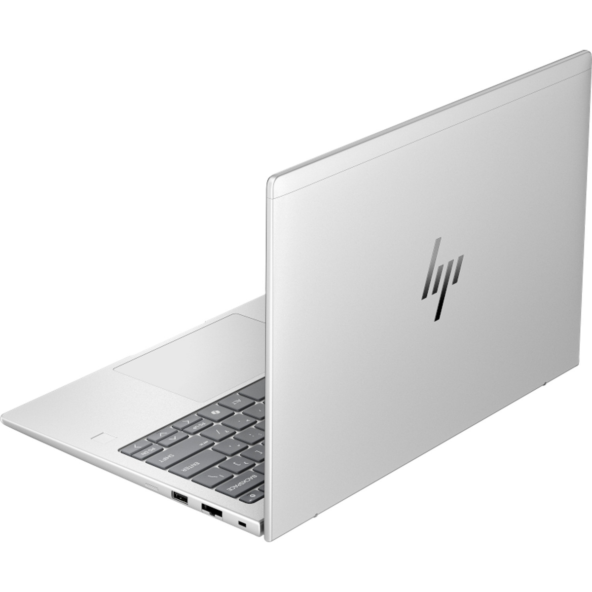 Un portátil HP plateado con teclado retroiluminado y logo sobre fondo blanco.