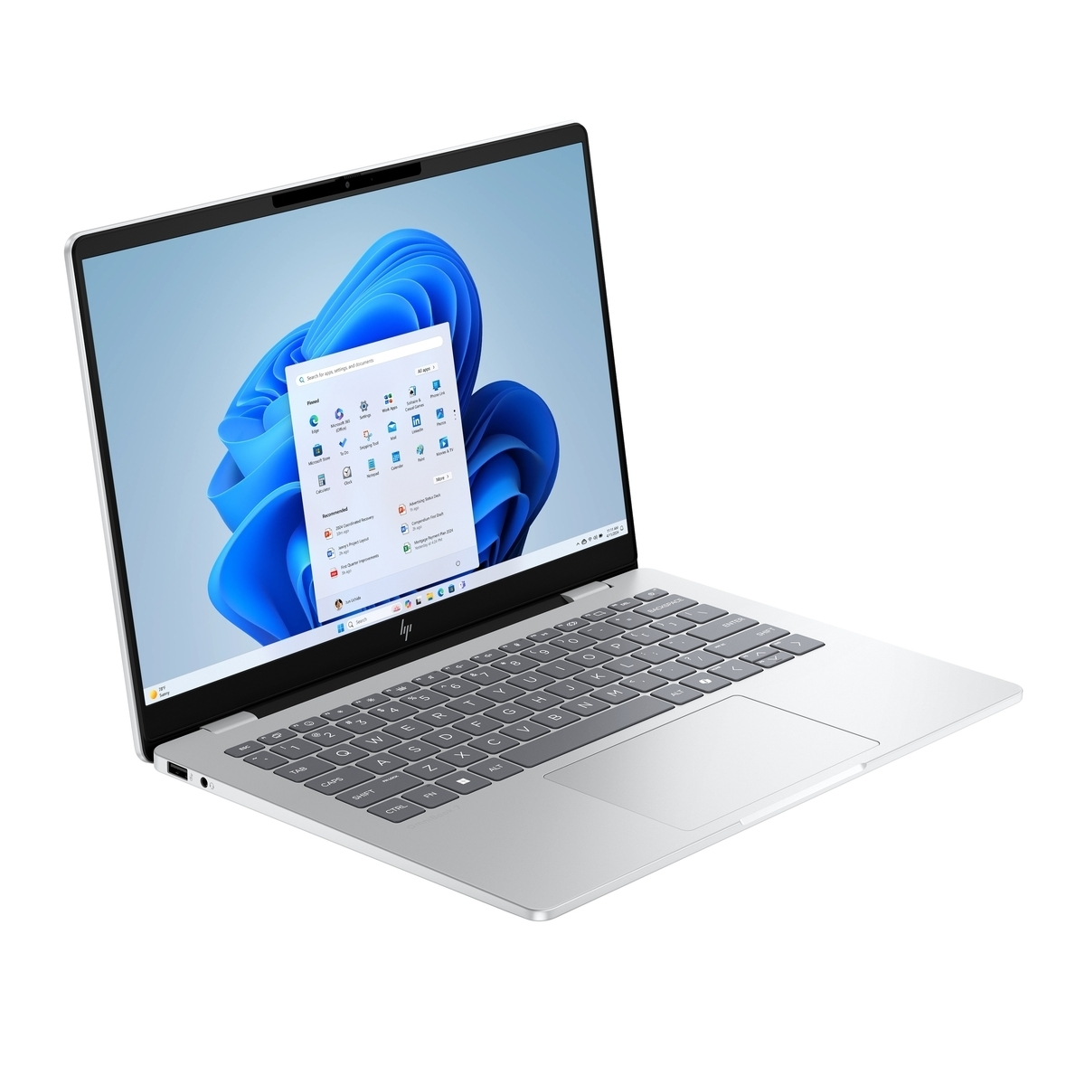 Un portátil plateado mostrando Windows 11 en pantalla, sobre fondo blanco.