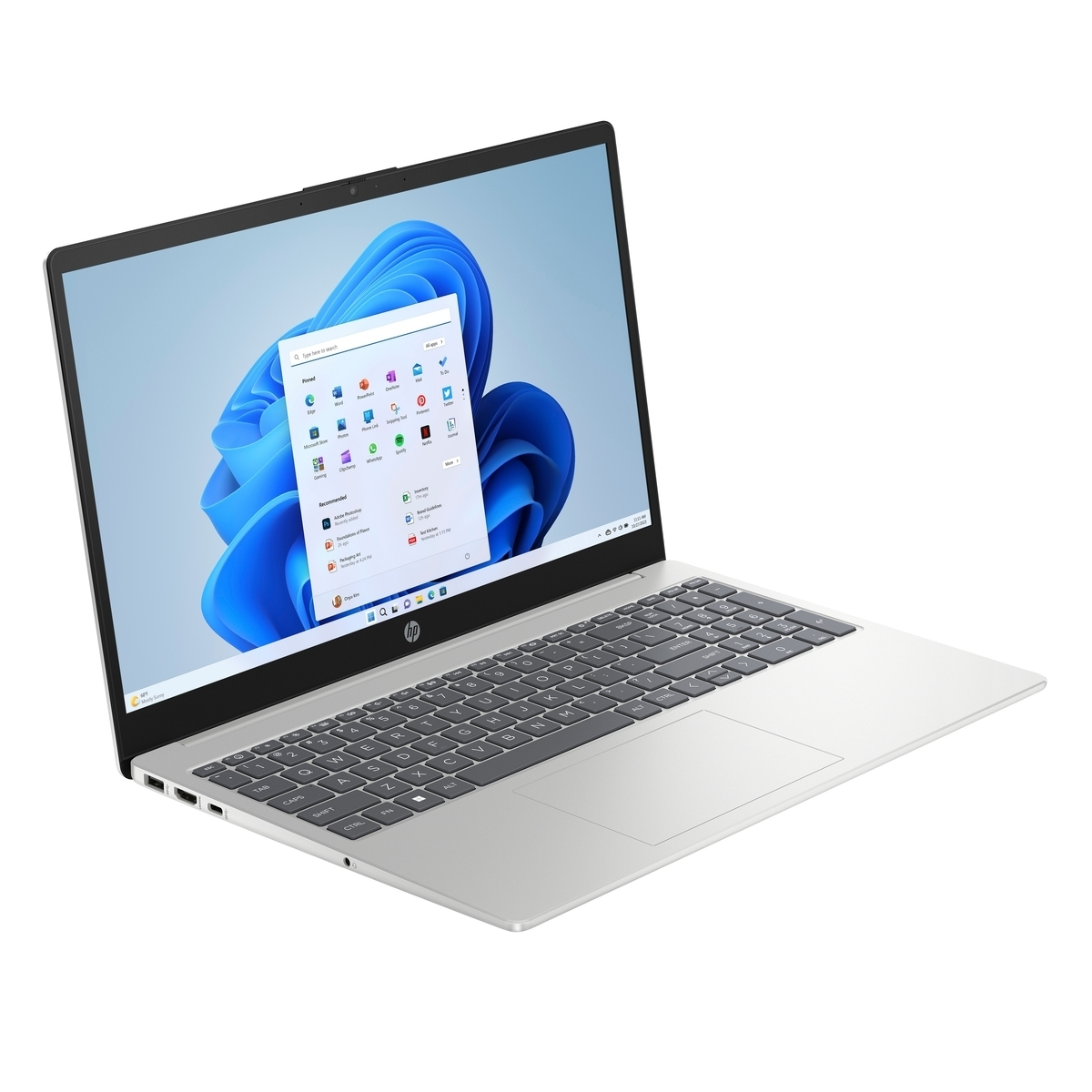 Un portátil plateado mostrando Windows 11 en su pantalla.