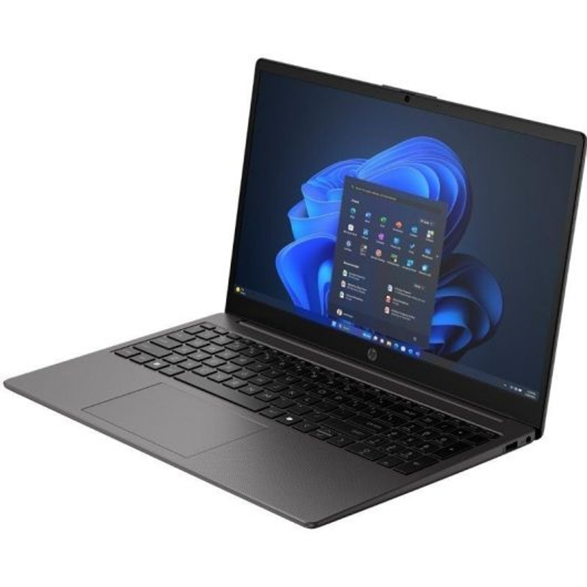 Un portátil HP gris con pantalla iluminada que muestra el menú Inicio de Windows 11.