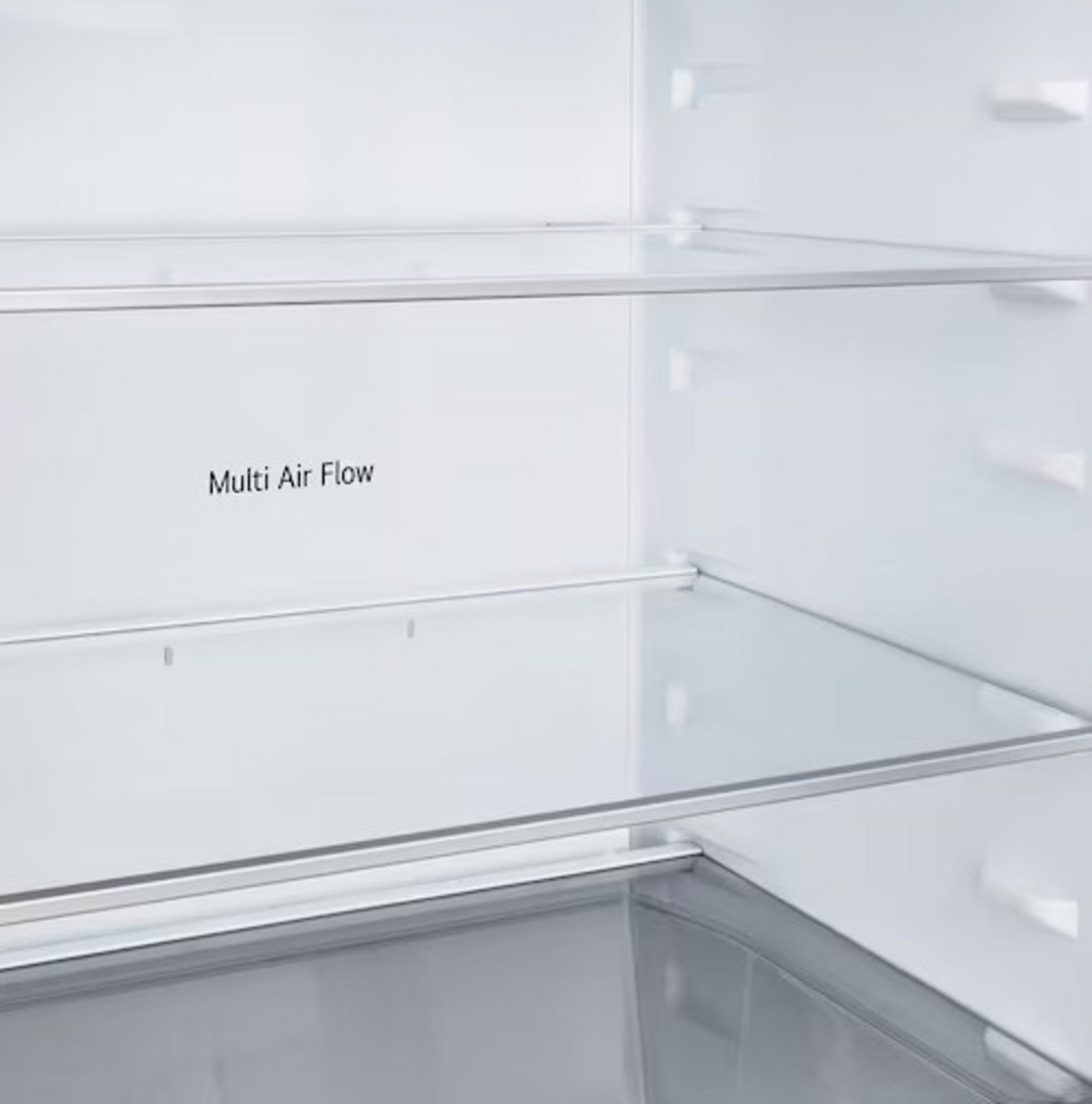 Interior de un refrigerador con estantes de vidrio y texto "Multi Air Flow".