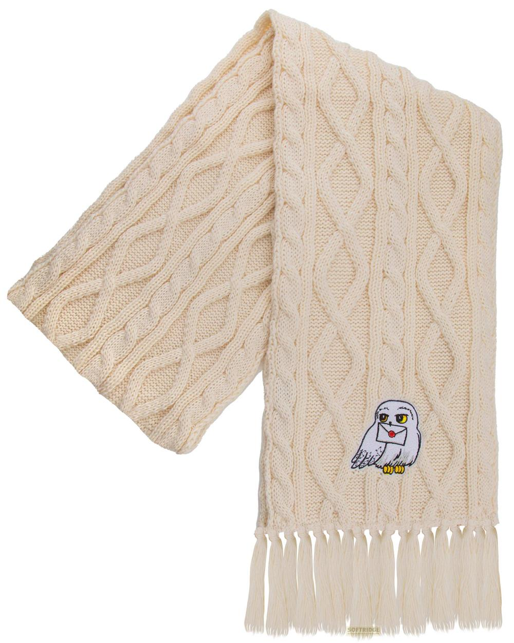 Cremefarbener Schal mit Zopfmuster und Eulen-Patch mit Umschlag.