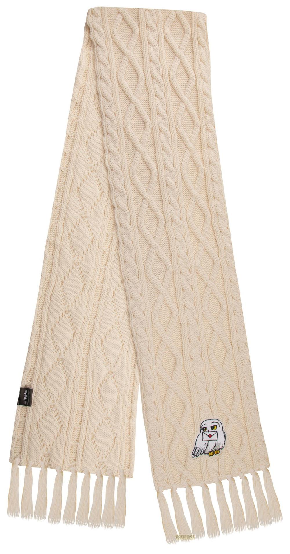 Cremefarbener gestrickter Schal mit Zopfmuster und Eulen-Patch.