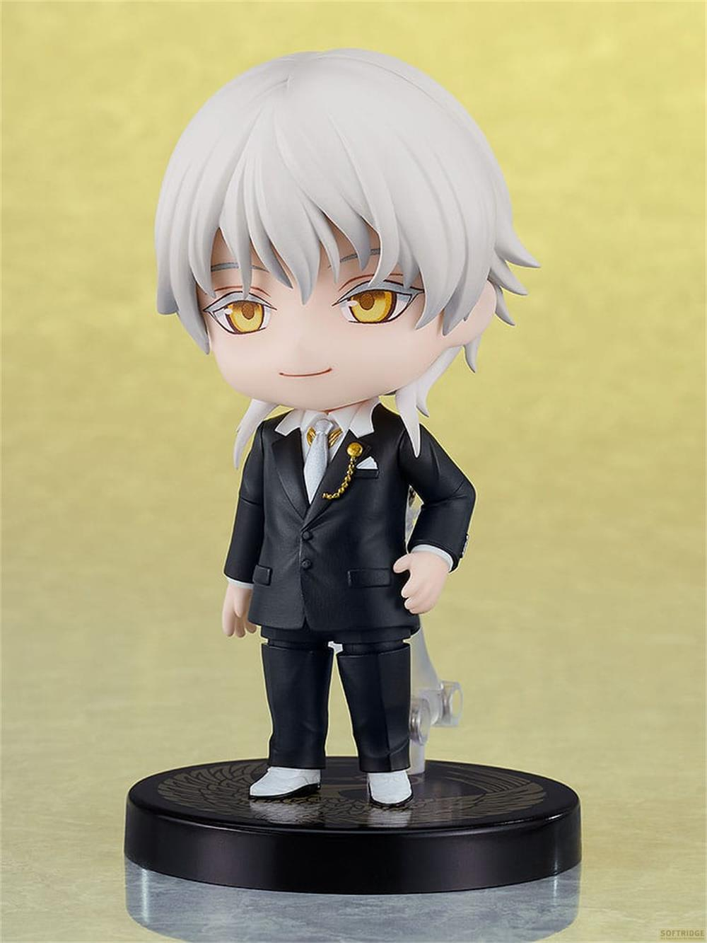 Figura anime chibi di un uomo con capelli bianchi in abito nero e cravatta.