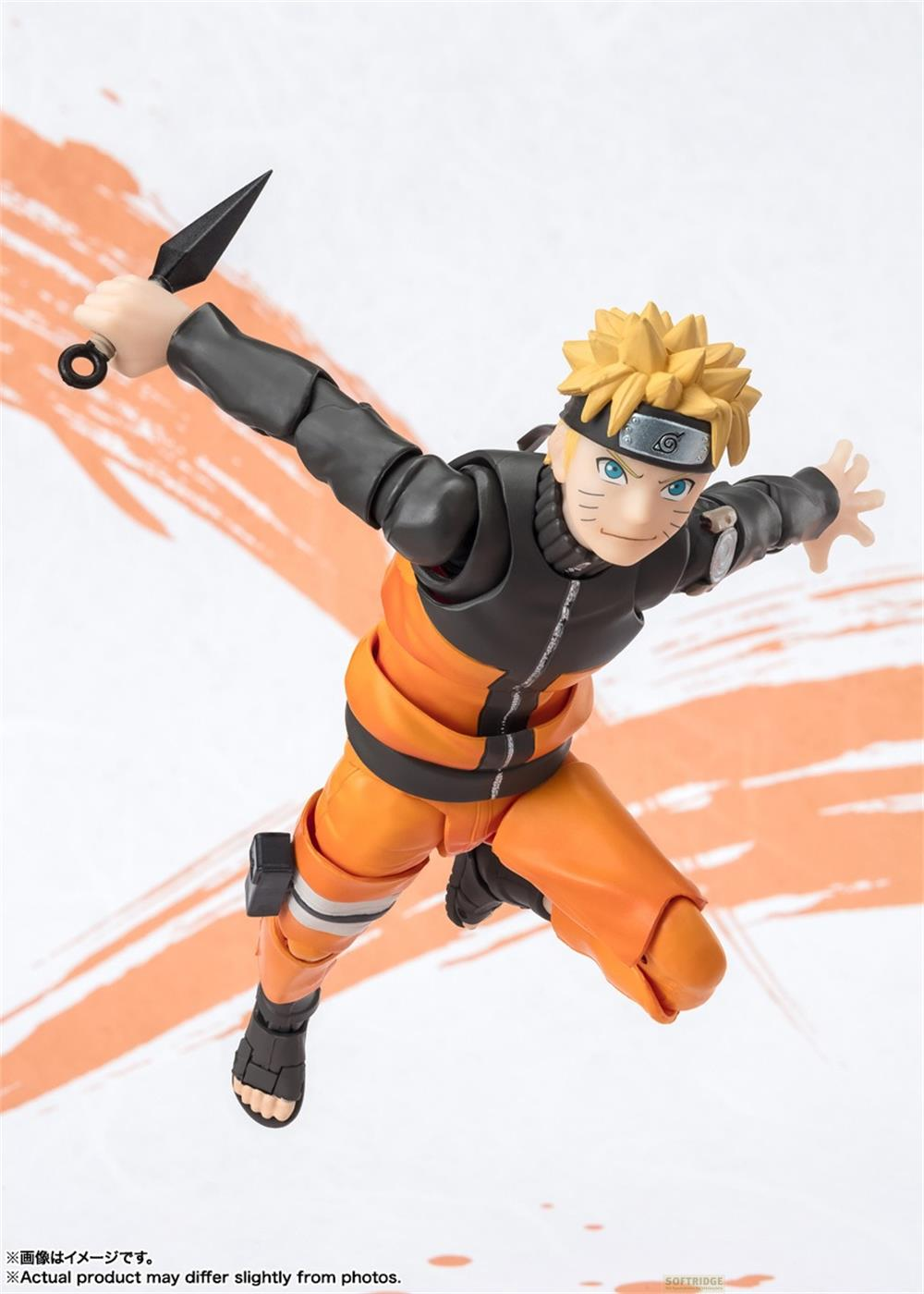Action figure di Naruto con kunai, vestiti arancioni e giacca nera.