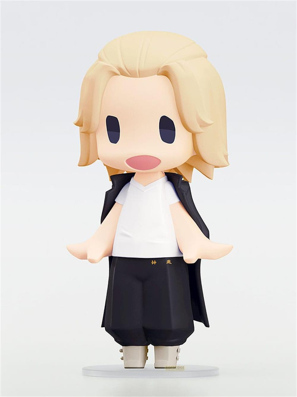 Una figura anime in stile chibi con capelli biondi, maglietta bianca, giacca e pantaloni neri.