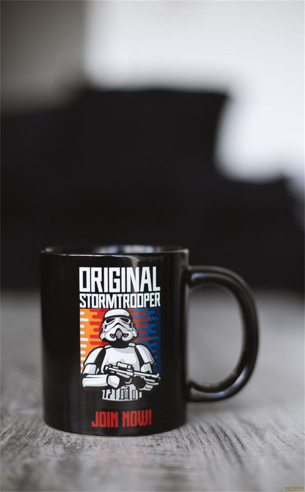 Taza negra con "ORIGINAL STORMTROOPER JOIN NOW!" y gráfico de Stormtrooper.