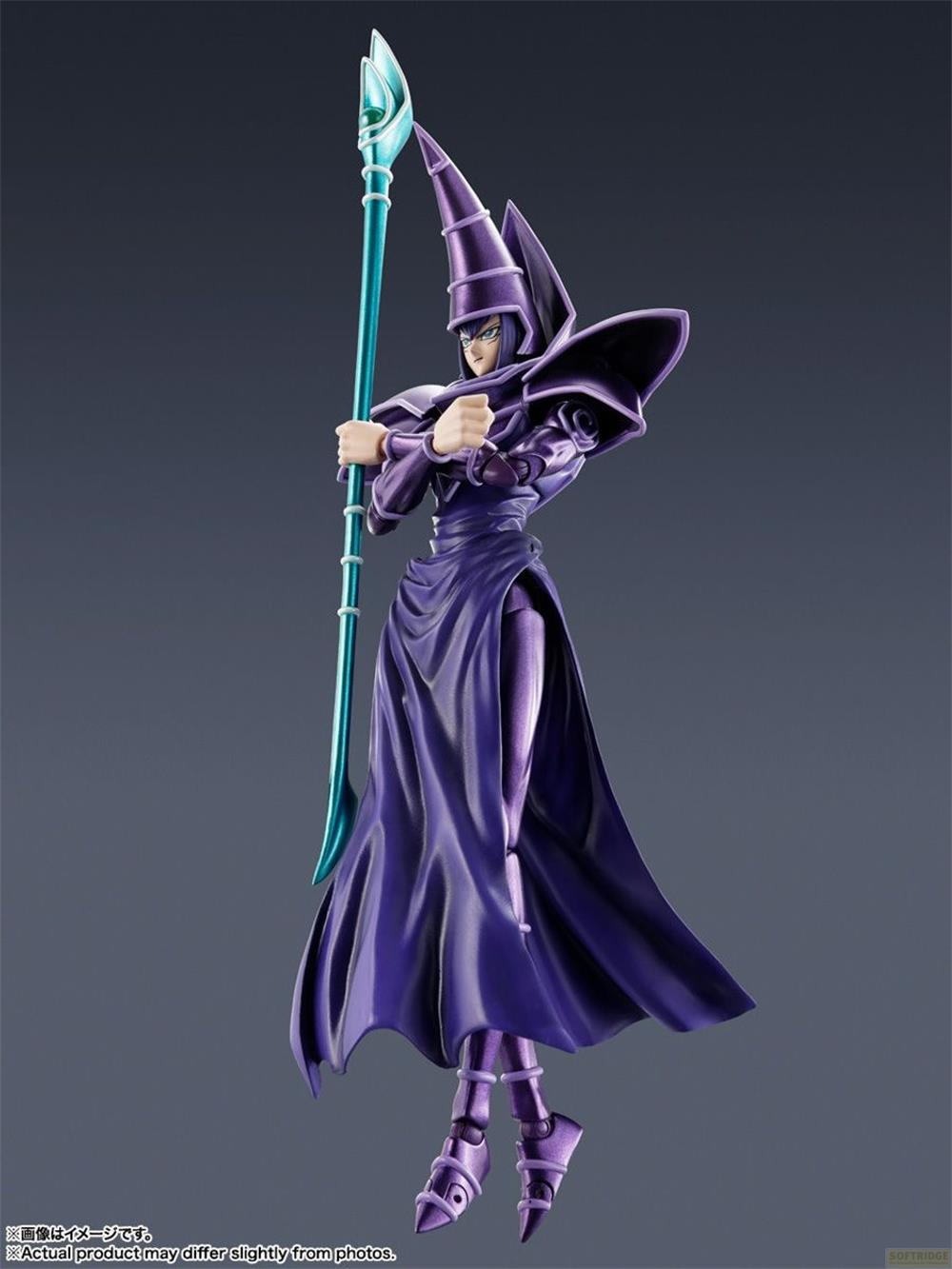 Mago Oscuro con bastone, veste viola, sfondo scuro.