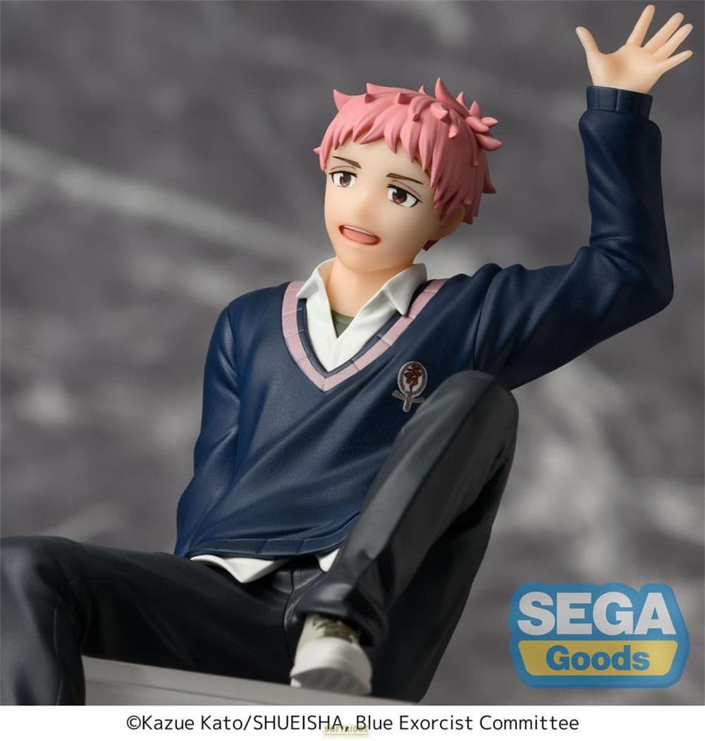 Une figurine d'anime aux cheveux roses portant un pull bleu et un pantalon.