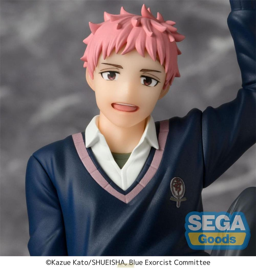 Figurine d'anime d'un garçon aux cheveux roses en uniforme sombre à col blanc.