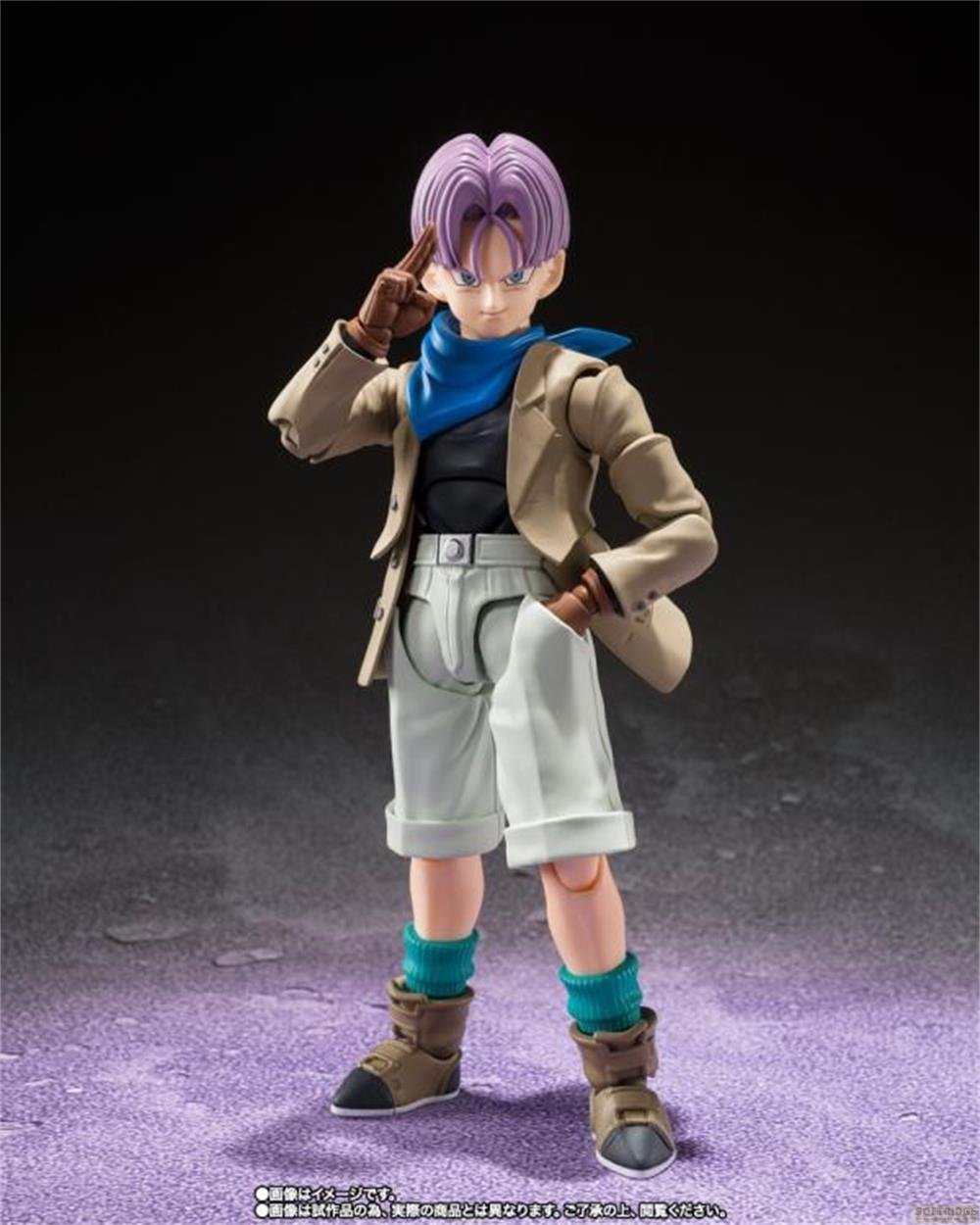Eine Figur mit lila Haaren in einer hellbraunen Jacke, blauem Schal, weißen Shorts und Stiefeln salutiert.