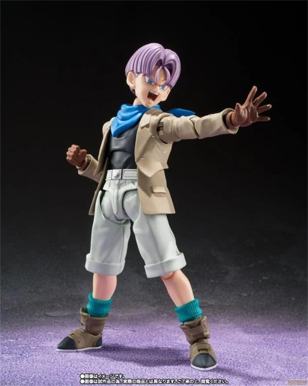 Eine Actionfigur mit lila Haaren, brauner Jacke, blauer Schärpe und hellgrauer Hose.