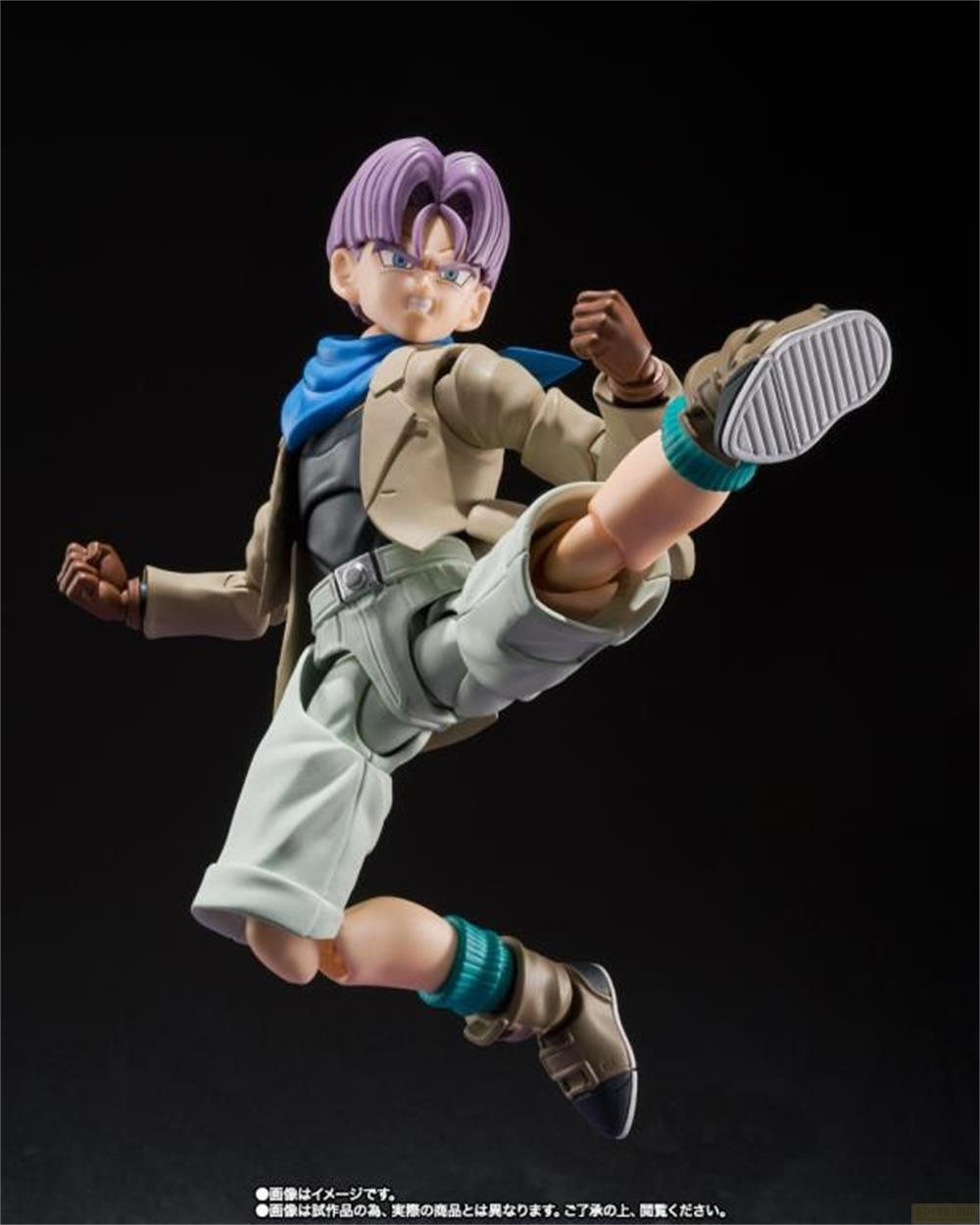 Eine Actionfigur mit lila Haaren, die einen braunen Mantel und weiße Shorts trägt, tritt aus.