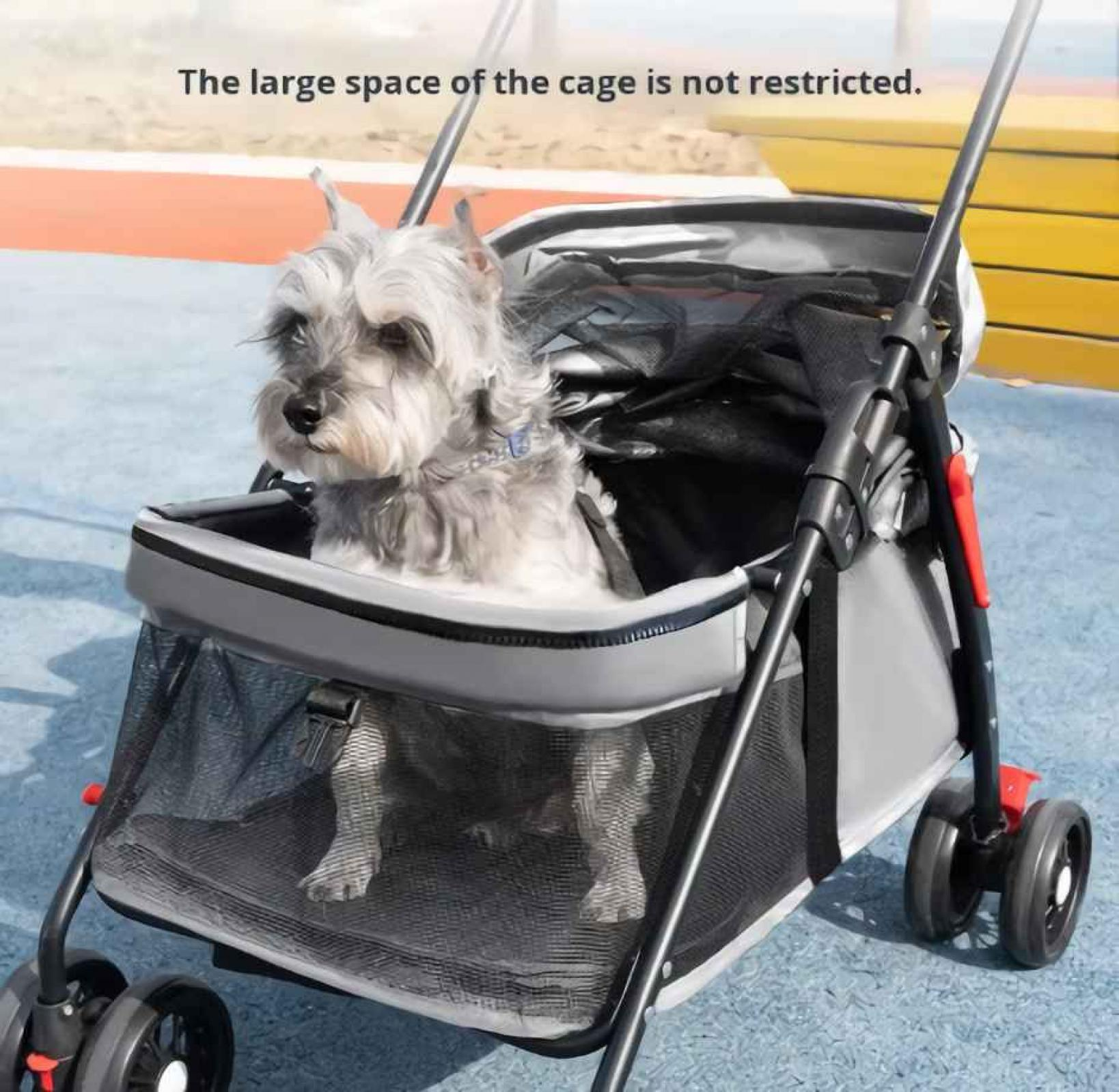 Ein grauer Schnauzer sitzt in einem Kinderwagen mit Netzstoff-Seiten.