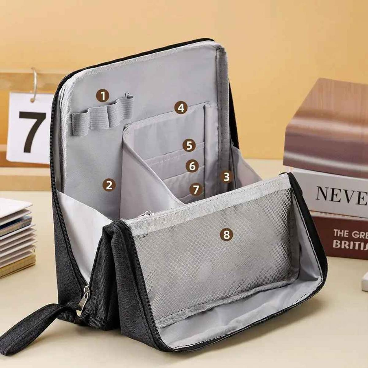Schwarze Federtasche mit mehreren Fächern, Stifthaltern und einem Netzfach.