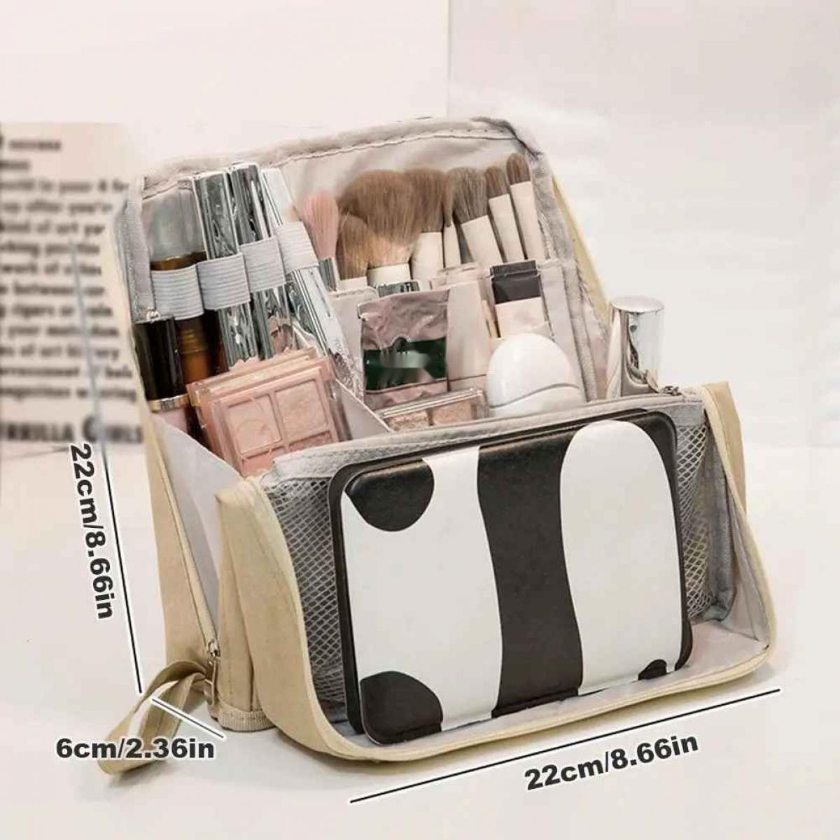 Eine beige Kulturtasche geöffnet mit Make-up und Pinseln darin.