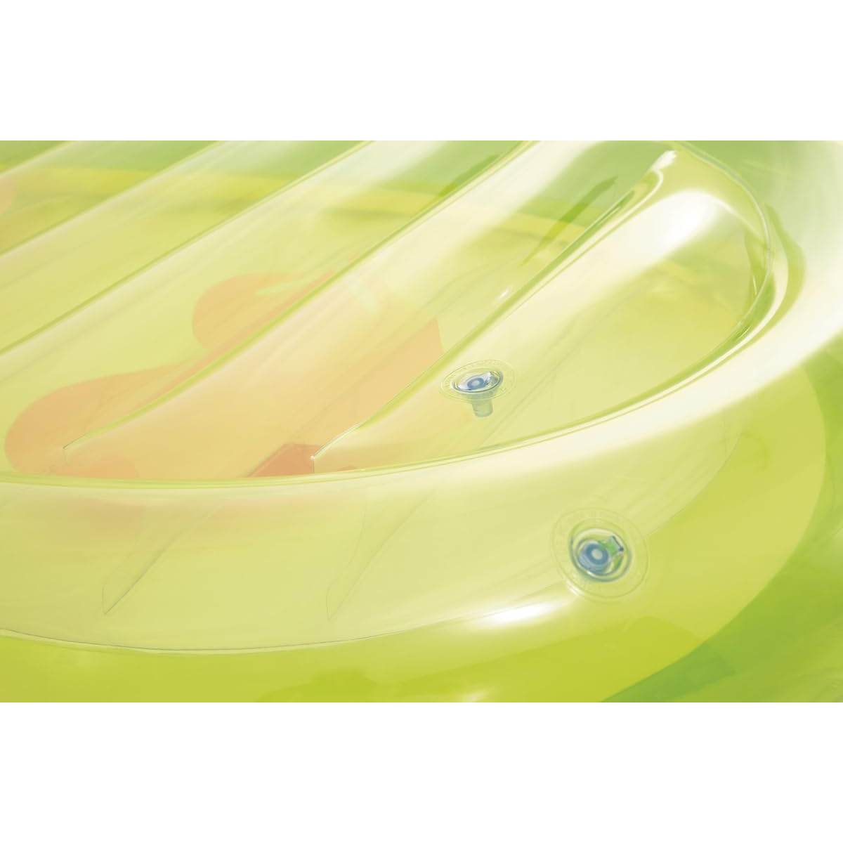 Transparenter aufblasbarer Sessel mit orangefarbenem Muster und Ventilen.