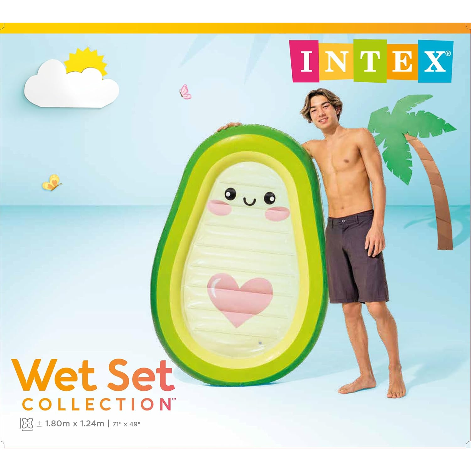 Ein Mann steht neben einem aufblasbaren Avocado-Poolschwimmer mit einem Herzmuster.