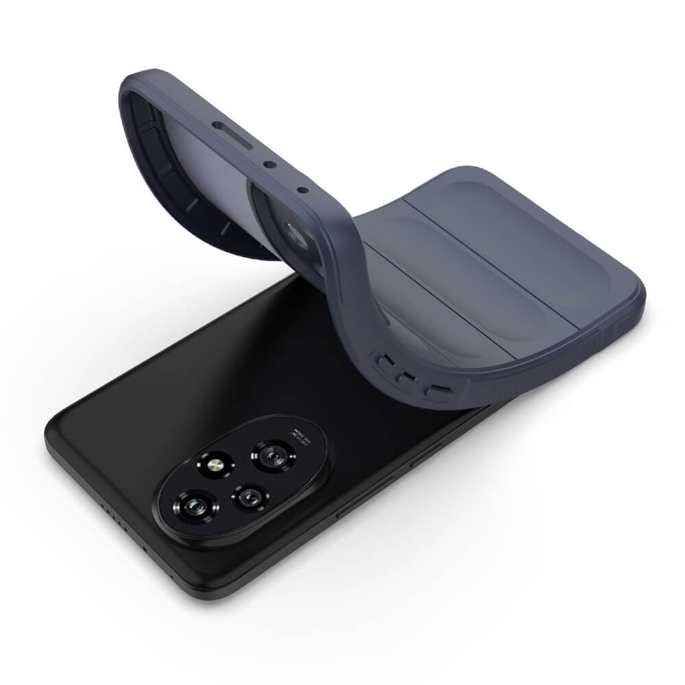 Una custodia blu scuro è posizionata su uno smartphone nero con tre fotocamere.