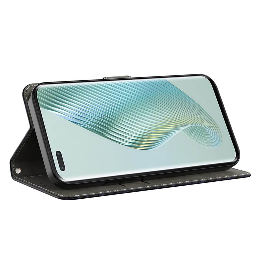 Uno smartphone in una custodia a libro grigio scuro, su una superficie bianca.