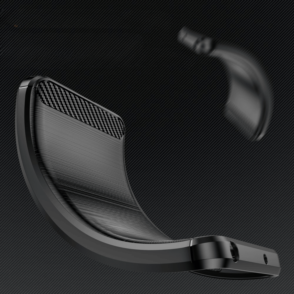 Una cover nera flessibile per telefono con accenti in fibra di carbonio su sfondo nero.