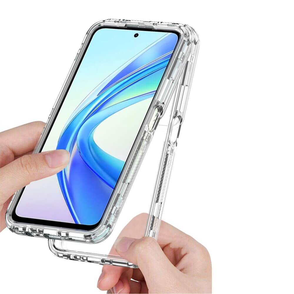 Mani che assemblano una custodia trasparente per telefono con sfondo blu.
