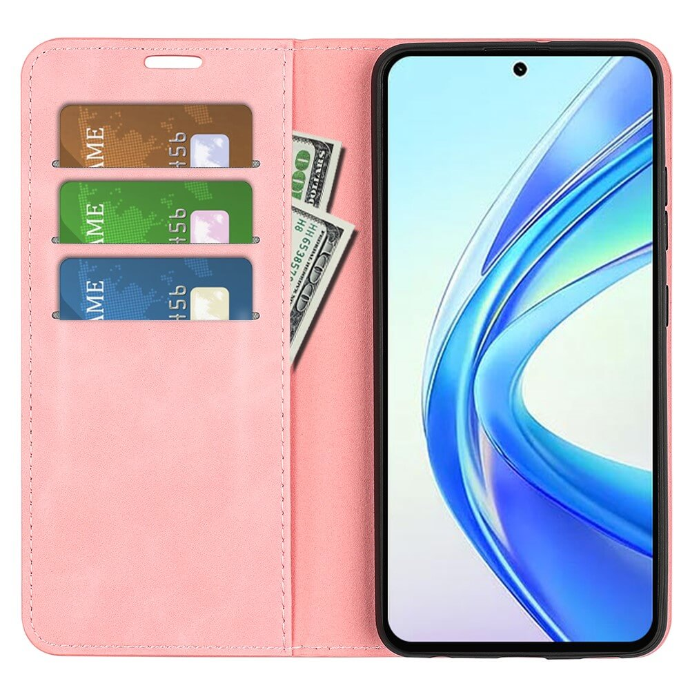 Una custodia rosa per telefono con tre slot per carte e contanti accanto a uno smartphone.