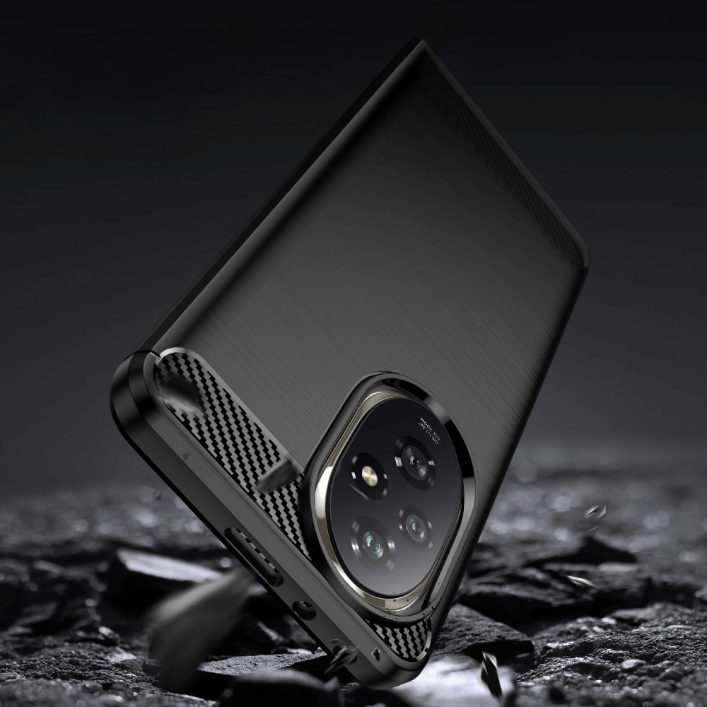 Coque de téléphone noire avec accents motif carbone et détail objectif caméra.