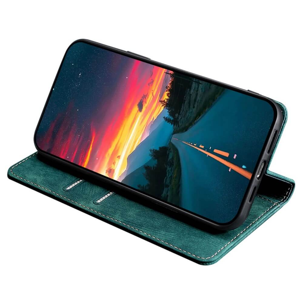 Un smartphone dans un étui en cuir vert affichant une route au coucher du soleil.