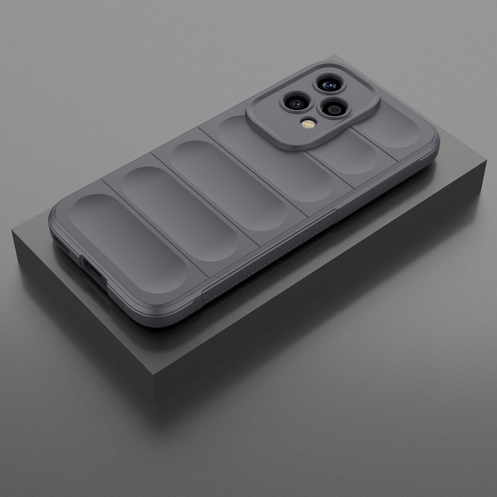 Coque de téléphone grise avec rainures verticales et module caméra sur fond sombre.
