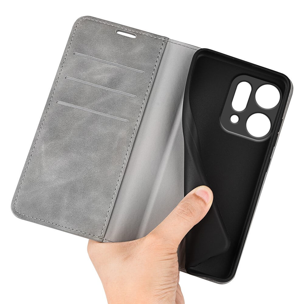 Coque de téléphone grise à trois fentes et dos noir. Main la tenant.