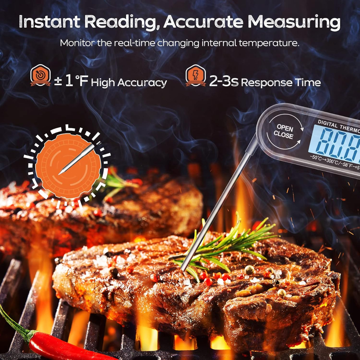 Ein digitales Thermometer misst die Temperatur von Steaks auf einem Grill mit Flammen.