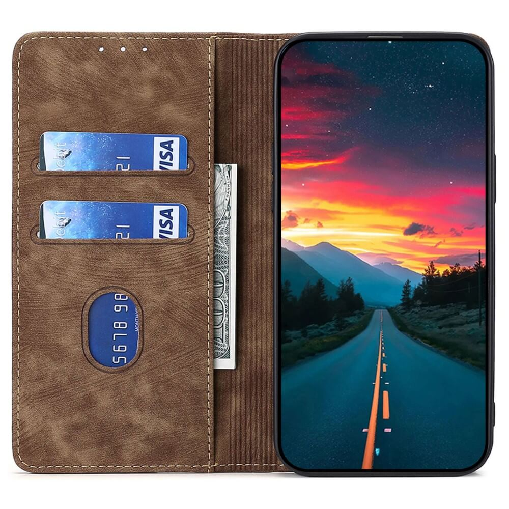 Étui de téléphone marron avec fentes pour cartes et un téléphone affichant un fond d'écran de ciel étoilé.